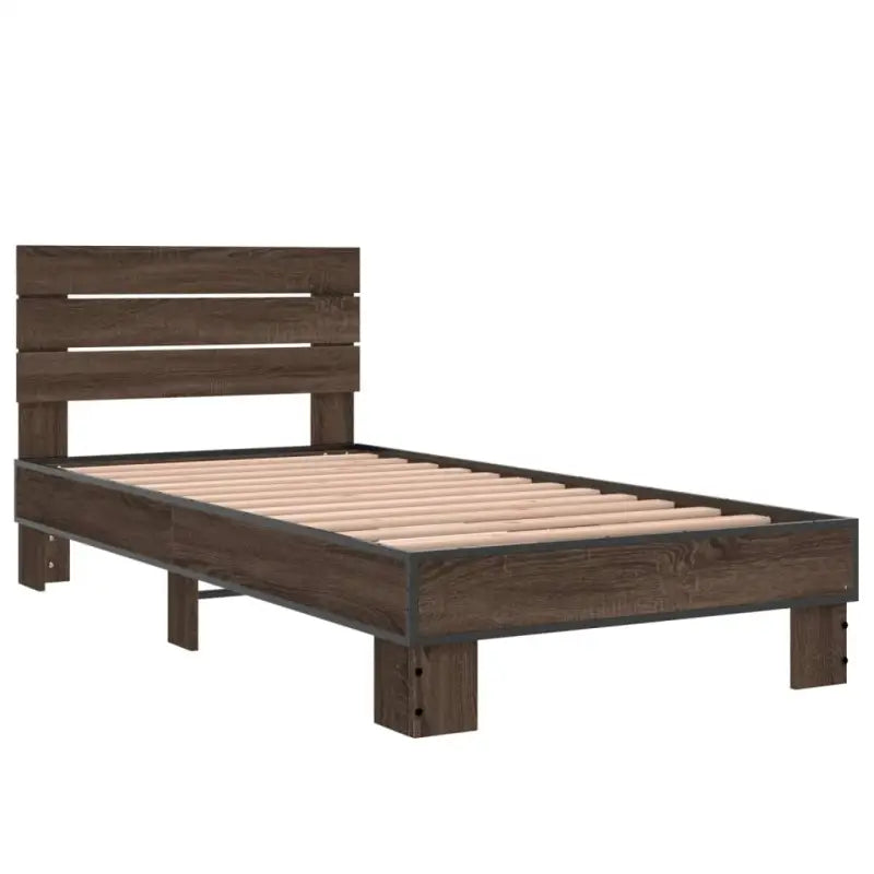 Bedframe met metalen poten en multiplex lattenbodem van bewerkt hout - Bedden & bedframes