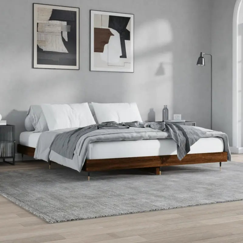 Bedframe met metalen poten en multiplex lattenbodem van bewerkt hout - Bedden & bedframes