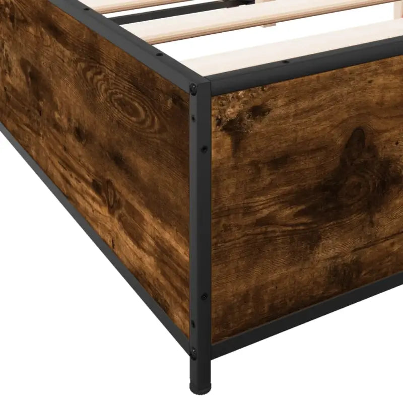 Bedframe met metalen poten en multiplex lattenbodem van bewerkt hout - Bedden & bedframes