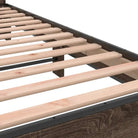 Bedframe met metalen poten en multiplex lattenbodem van bewerkt hout - Bedden & bedframes