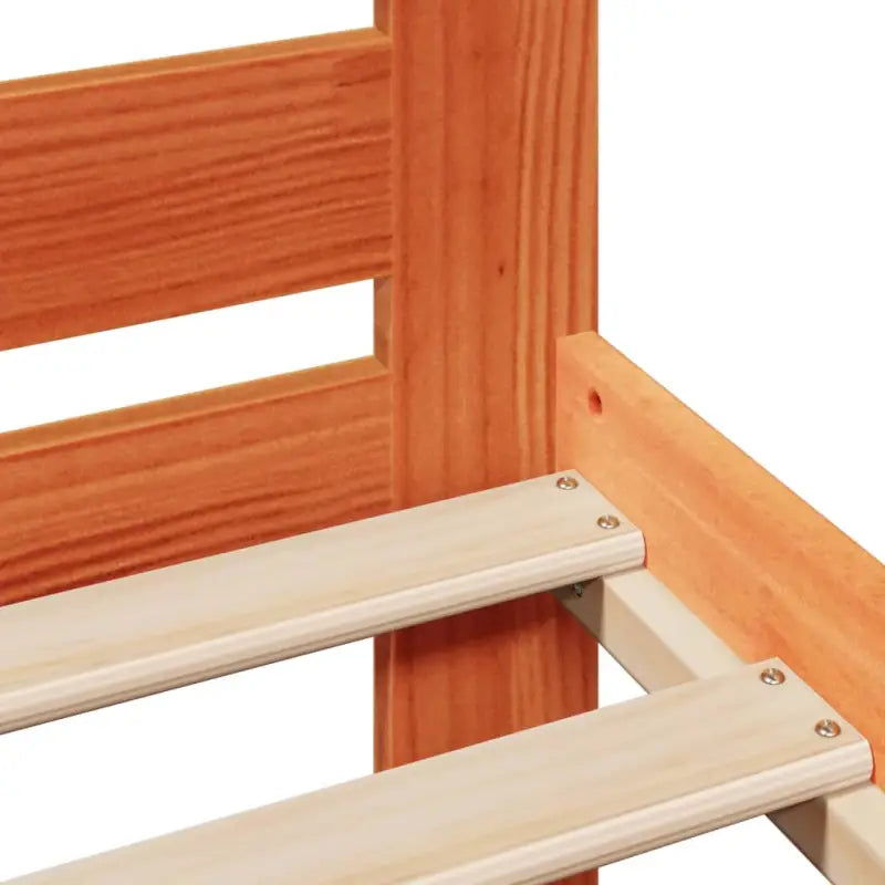 Bedframe van massief grenenhout voor een stevige en duurzame slaapplaats - Bedden & bedframes