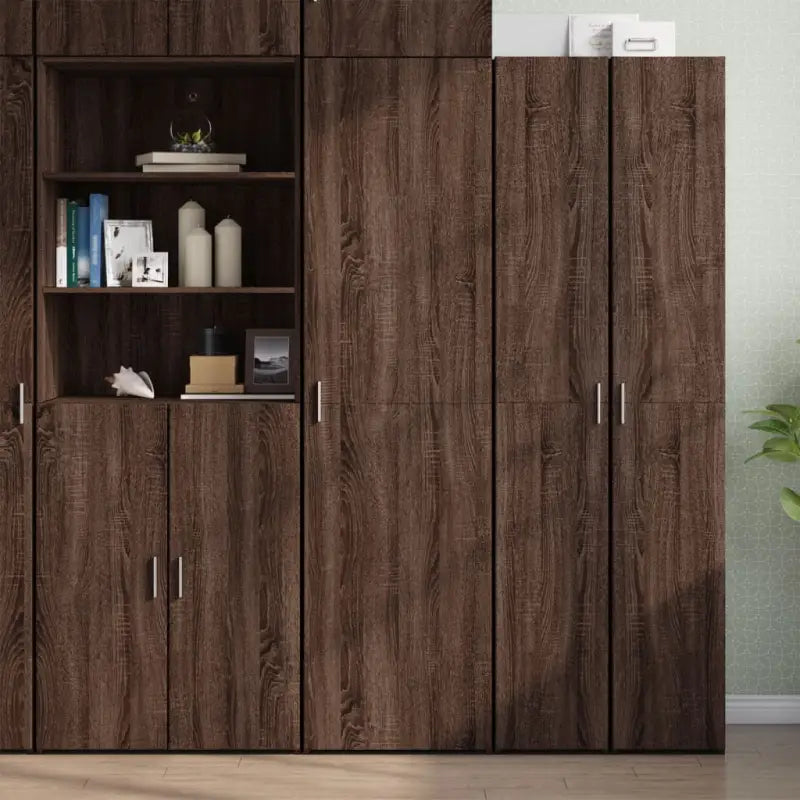 Elegante hoge kast van bewerkt hout voor een stijlvolle inrichting - bruin eikenkleur / 1 - Dressoirs & buffetkasten