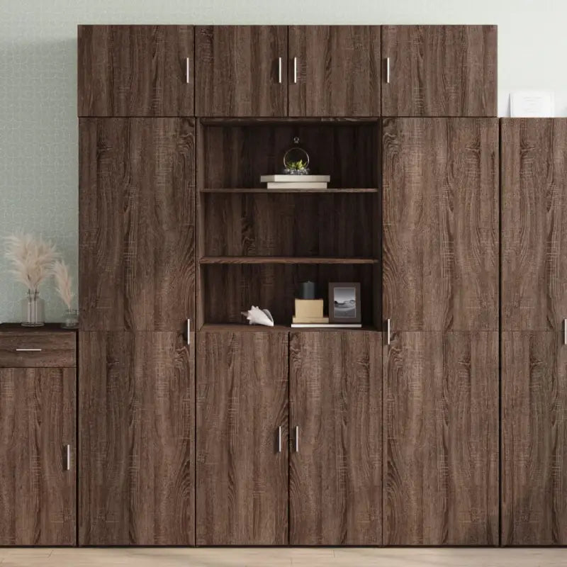 Elegante hoge kast van bewerkt hout voor een stijlvolle interieur uitstraling - bruin eikenkleur / 1 - Dressoirs &