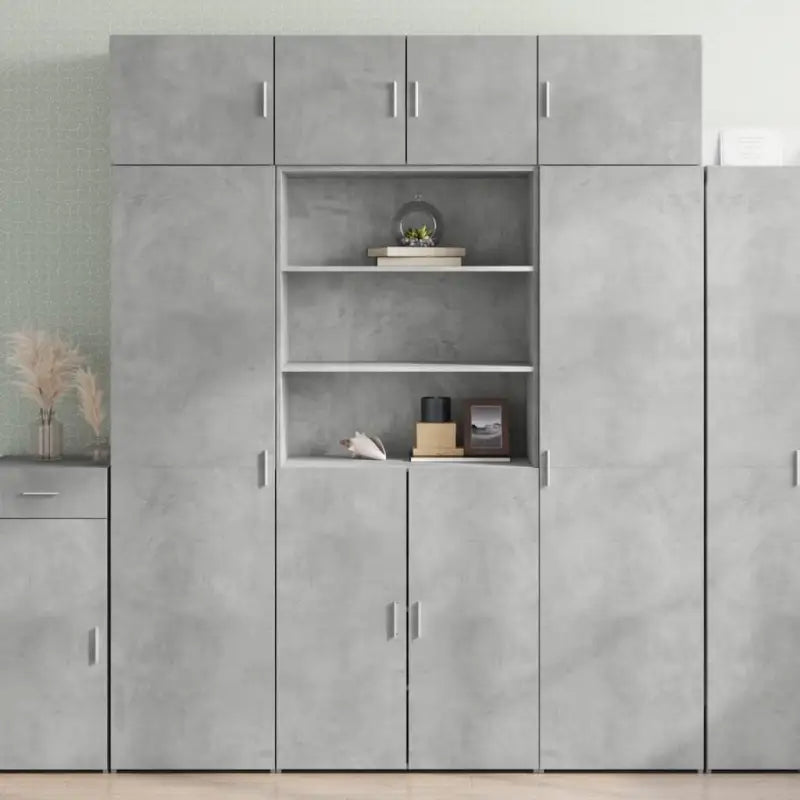 Elegante hoge kast van bewerkt hout voor een stijlvolle interieur uitstraling - Dressoirs & buffetkasten