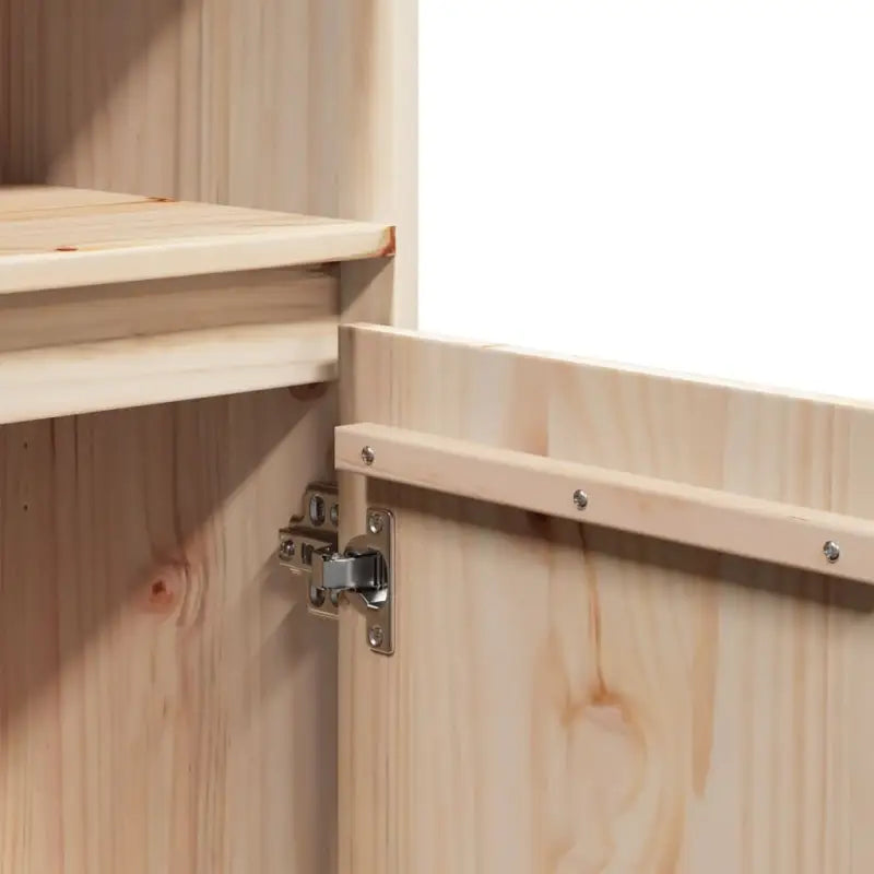 Hoge kast van massief grenenhout voor een stijlvol interieur - Dressoirs & buffetkasten