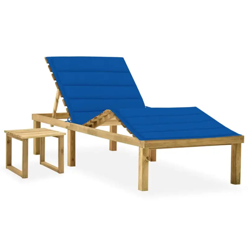Houten loungebed met kussen en tafeltje voor een rustieke buitenruimte - Ligstoelen