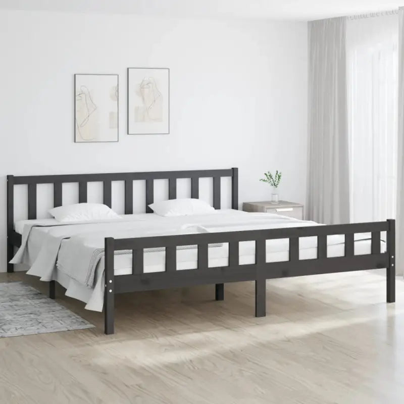 Klassiek bedframe van massief grenenhout voor een tijdloze slaapkamer uitstraling - Grijs / 200 x 200 cm - Bedden &