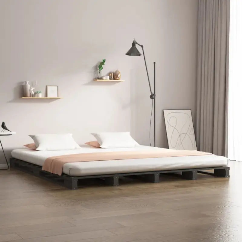 Klassiek houten palletbed van massief grenenhout voor een moderne slaapkamer - Grijs / 120 x 190 cm - Bedden & bedframes