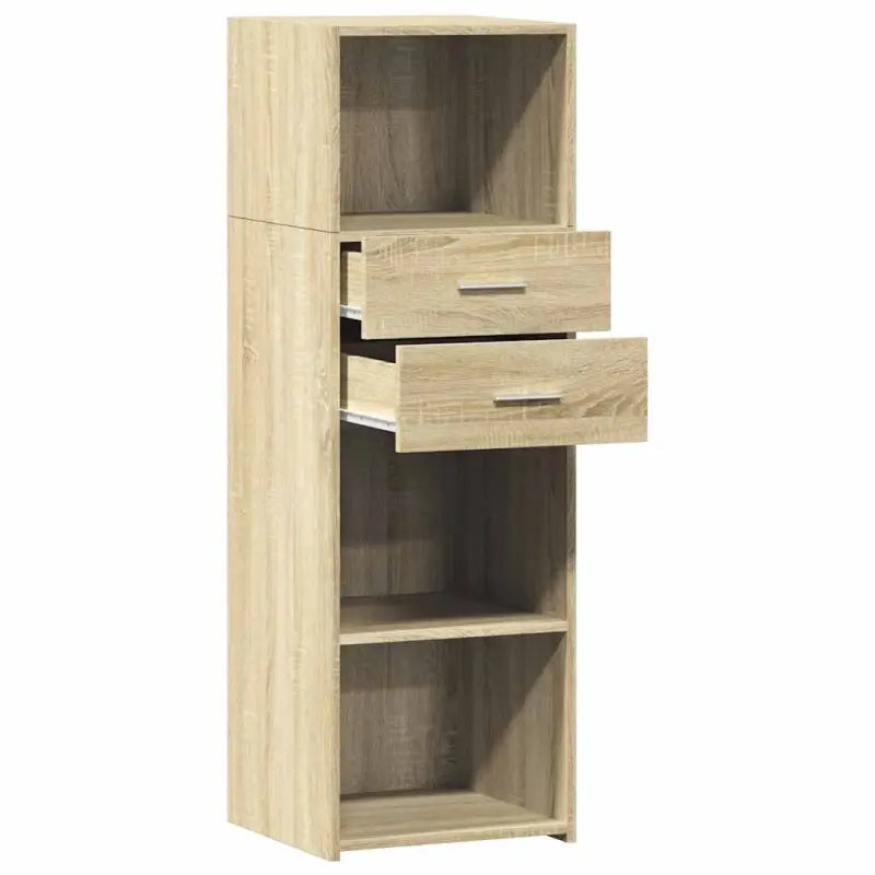 Klassieke hoge kast van bewerkt hout voor elegant interieur - Dressoirs & buffetkasten