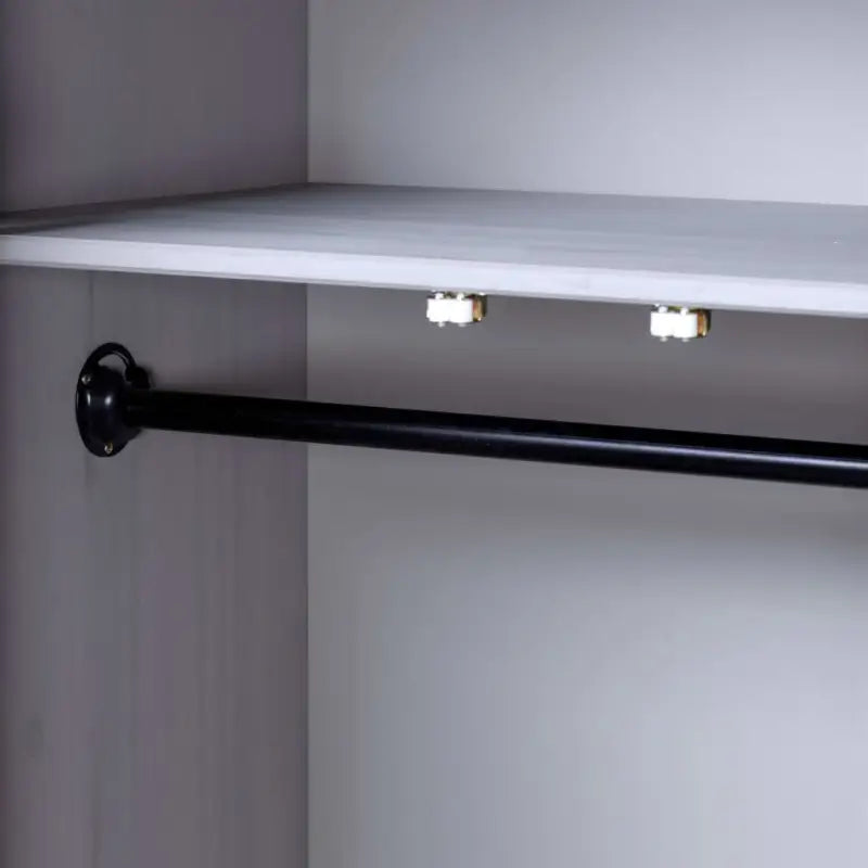 Kledingkast van massief grenenhout voor een overzichtelijke slaapkamer - Kledingkasten