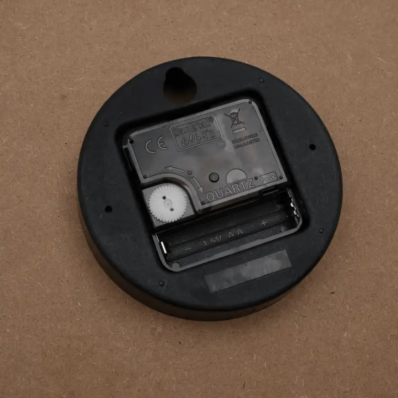 Lichtgevende wandklok met rustieke wijzerplaat en stil slingermechanisme - Wandklokken