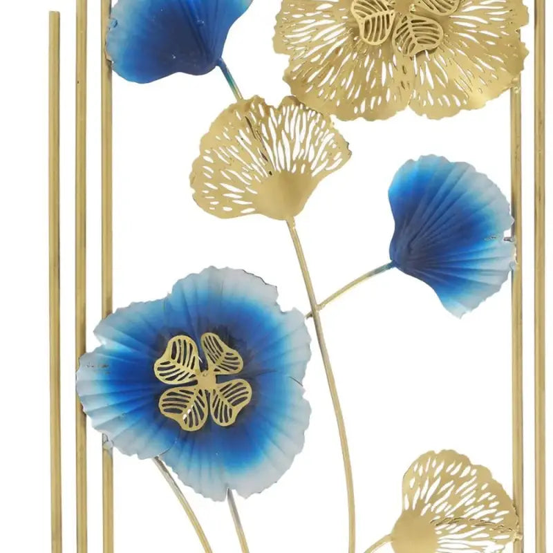 Luxe metalen wanddecoratie met gouden bloemmotieven en blauwe accenten - Visueel kunstwerk