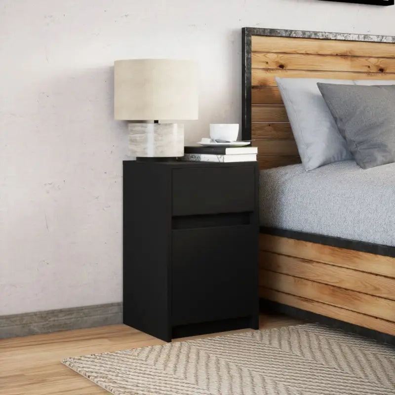 Nachtkastje gemakkelijk te combineren met bewerkt hout en tijdloze charme - Nachtkastjes