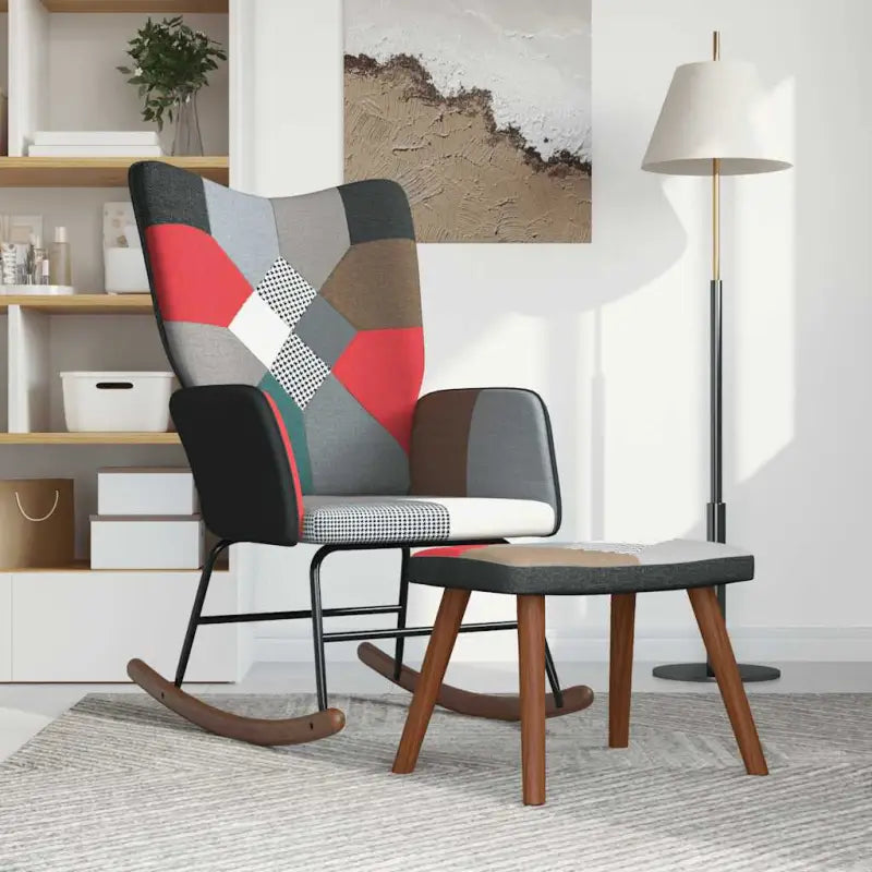 Schommelstoel met voetenbank en donker patchworkontwerp voor comfortabel zitten - Schommelstoelen