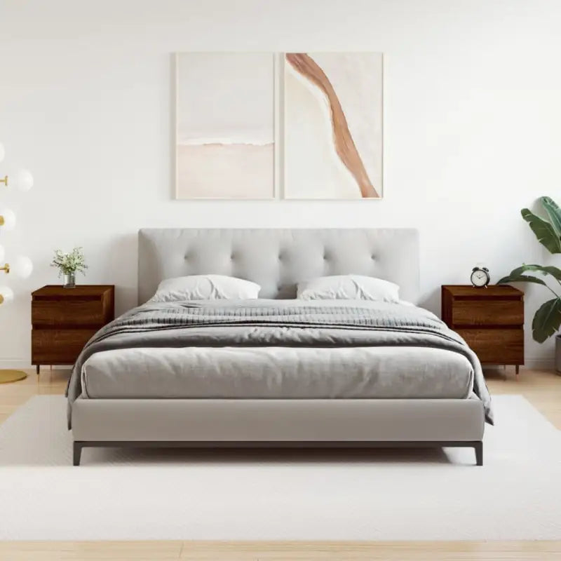 Trendachtige nachtkastjes met bewerkt hout en metalen poten - Nachtkastjes