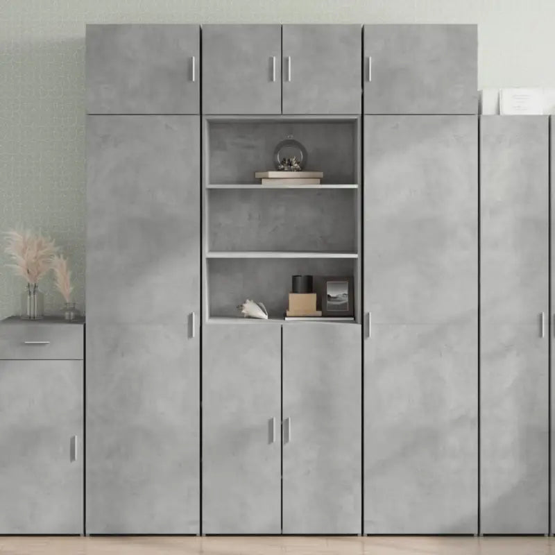 Trendy hoge kast van bewerkt hout met elegante charme - Dressoirs & buffetkasten