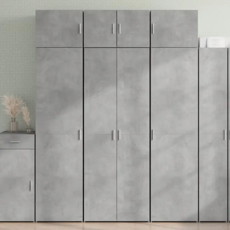 Trendy hoge kast van bewerkt hout voor een elegante interieurstijl - Dressoirs & buffetkasten