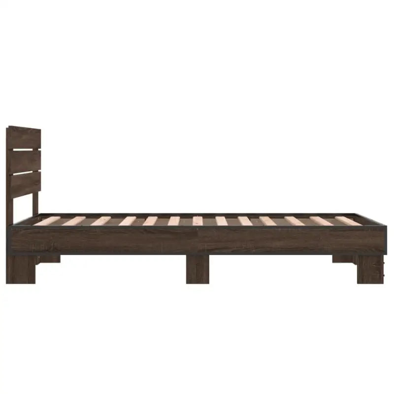 Bedframe met metalen poten en multiplex lattenbodem van bewerkt hout - Bedden & bedframes