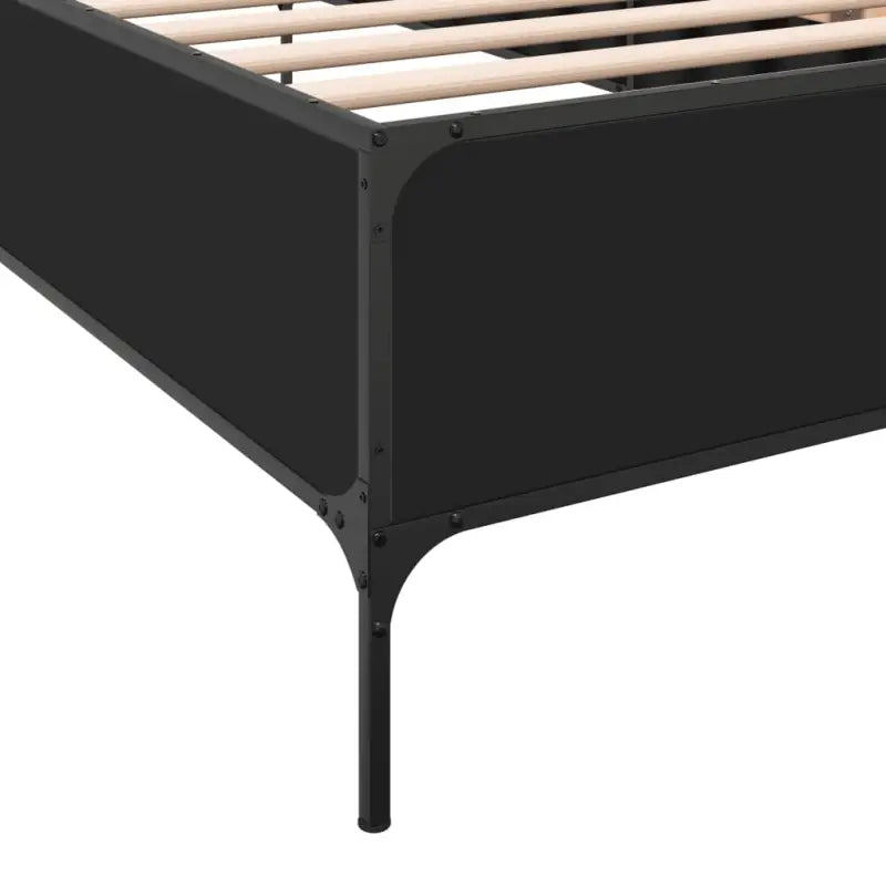 Bedframe met metalen poten en multiplex lattenbodem van bewerkt hout - Bedden & bedframes