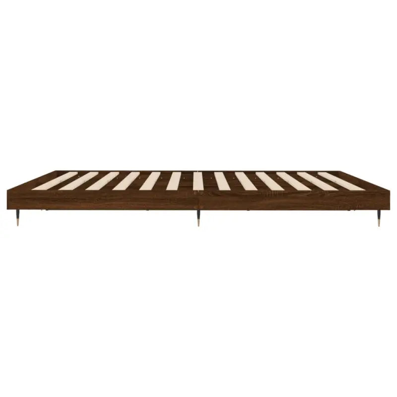 Bedframe met metalen poten en multiplex lattenbodem van bewerkt hout - Bedden & bedframes
