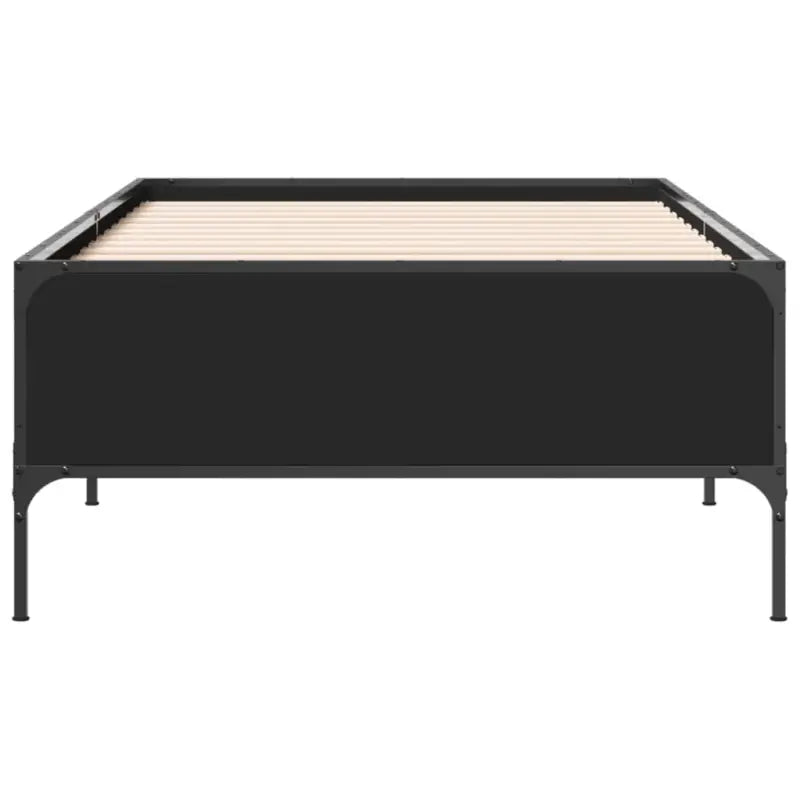 Bedframe met metalen poten en multiplex lattenbodem van bewerkt hout - Bedden & bedframes
