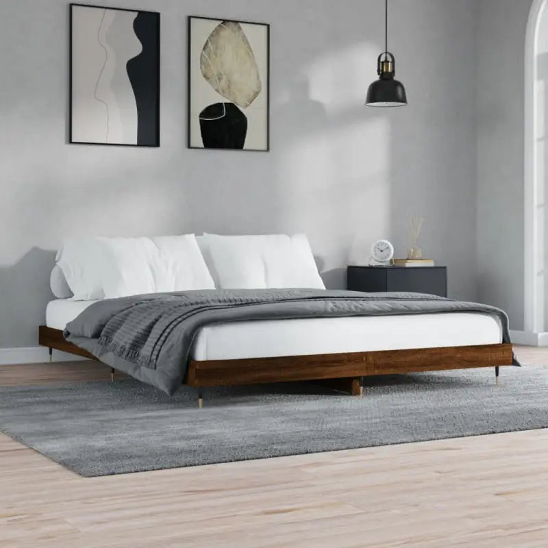 Bedframe met metalen poten en multiplex lattenbodem van bewerkt hout - Bedden & bedframes