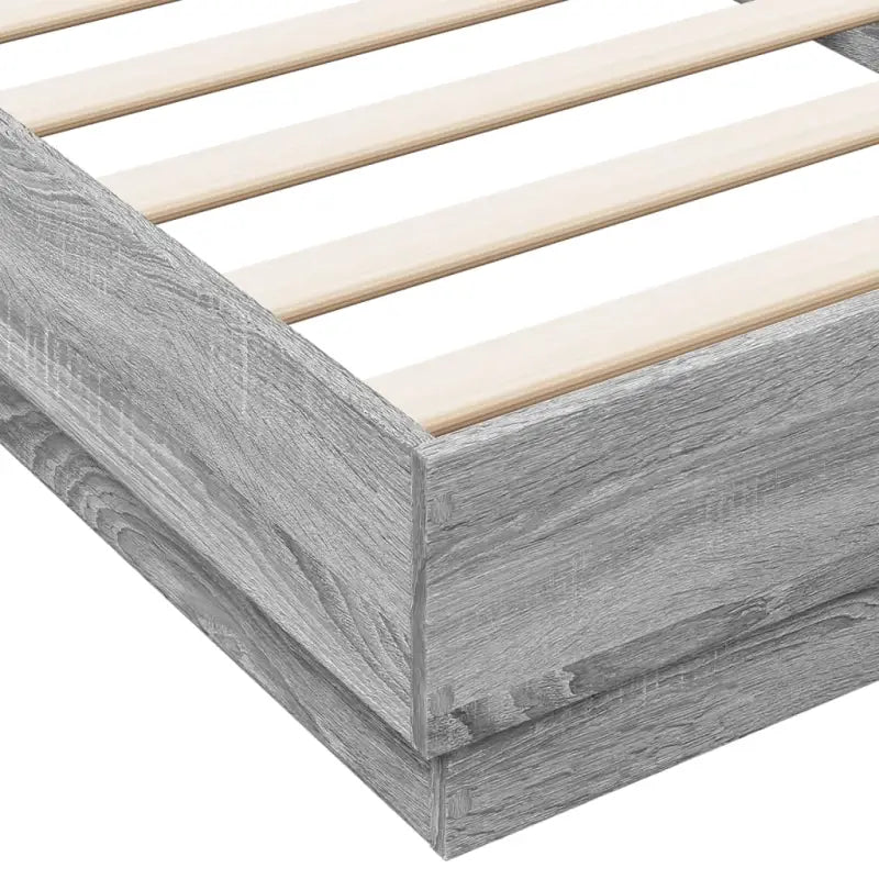 Bedframe van bewerkt hout in grijs sonoma voor een stabiele slaapkamer - Bedden & bedframes