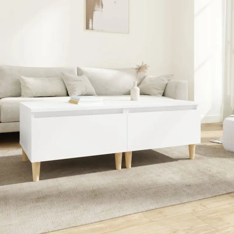 Bijzettafels met bewerkt hout en houten poten voor een Scandinavisch interieur - Bijzettafels