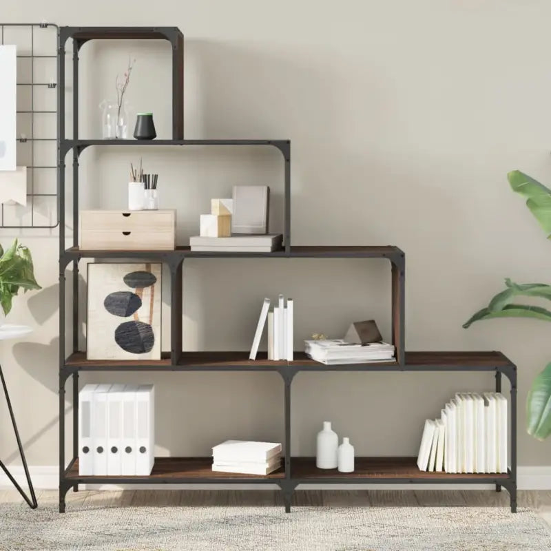 Boekenkast met stevige constructie en bewerkt hout voor interieur zoekend - Boekenkasten