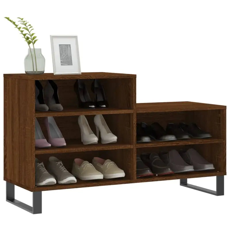Elegante schoenenkast van bewerkt hout met metalen poten voor een opgeruimd huis - Schoenenrekken