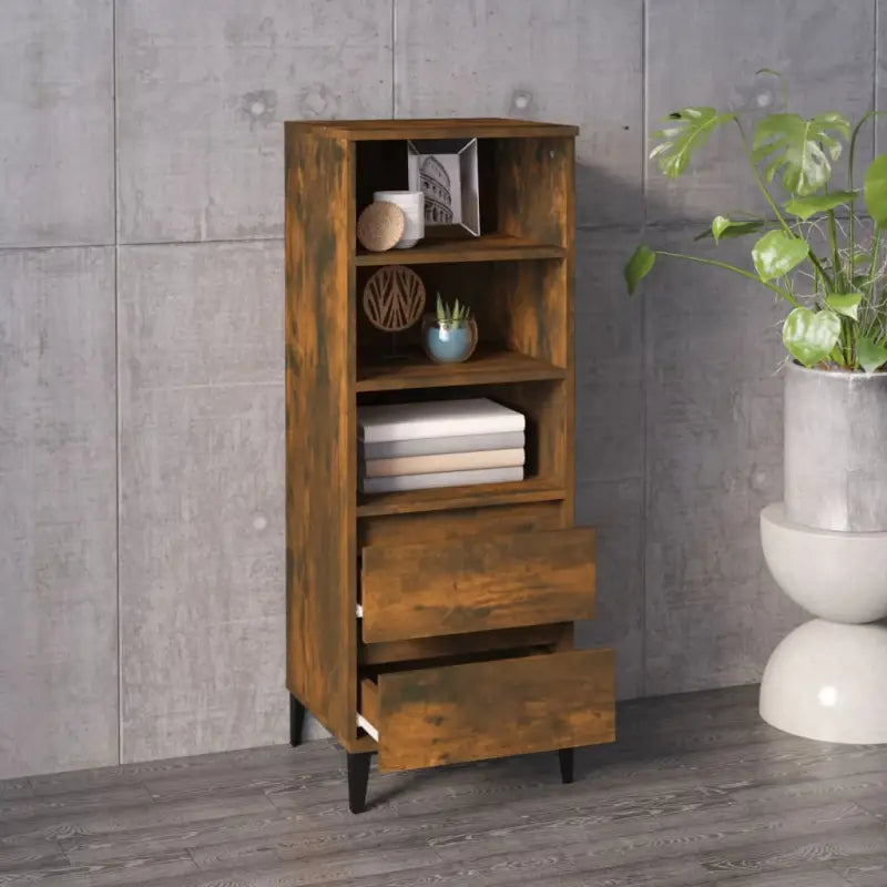 Hoge kast van gerookt eiken en bewerkt hout voor elegant interieur - Dressoirs & buffetkasten