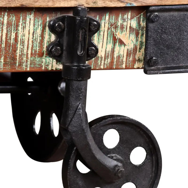 Houten salontafel met gerecycled hout en ijzeren wielen in industriële stijl - Salontafels