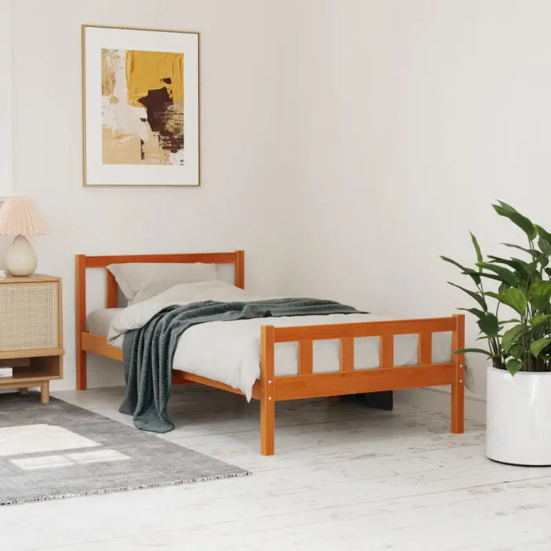 Klassiek bedframe van massief grenenhout voor een tijdloze slaapkamer uitstraling - Bruin / 75 x 190 cm - Bedden &