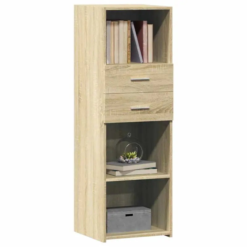 Klassieke hoge kast van bewerkt hout voor elegant interieur - Dressoirs & buffetkasten