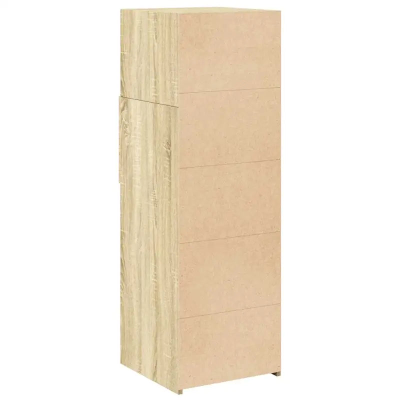 Klassieke hoge kast van bewerkt hout voor elegant interieur - Dressoirs & buffetkasten