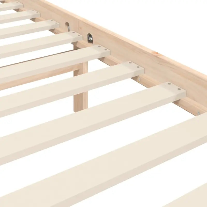 Massief grenenhout bedframe voor een natuurlijke en comfortabele slaapruimte - Bedden & bedframes