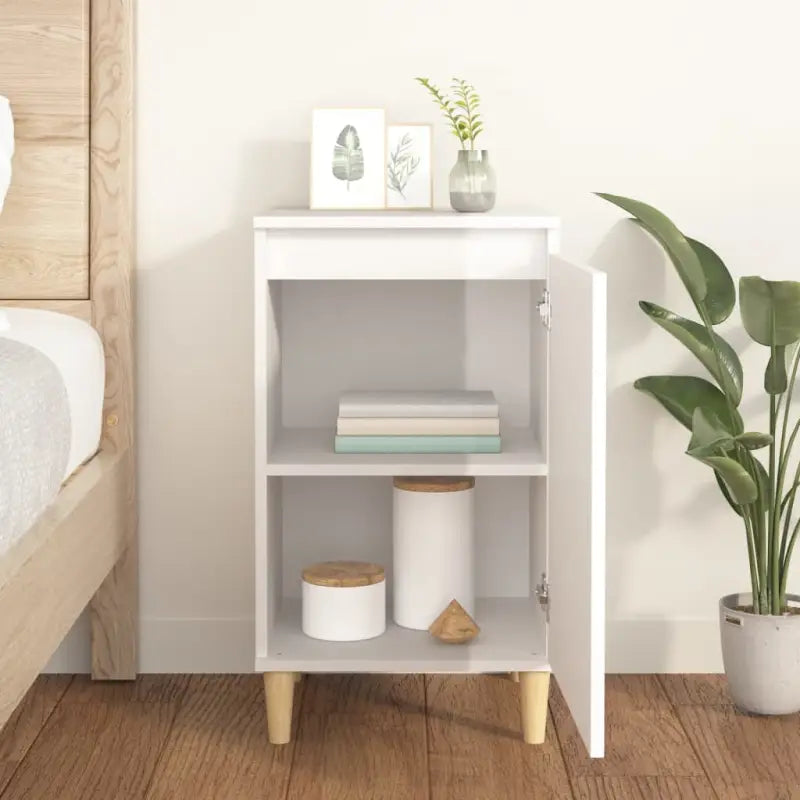 Stijlvol nachtkastje met houten poten en bewerkt hout voor een elegante inrichting - Nachtkastjes