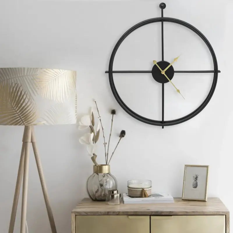 Strakke ijzeren wandklok met elegante en delicate uitstraling - Wandklokken