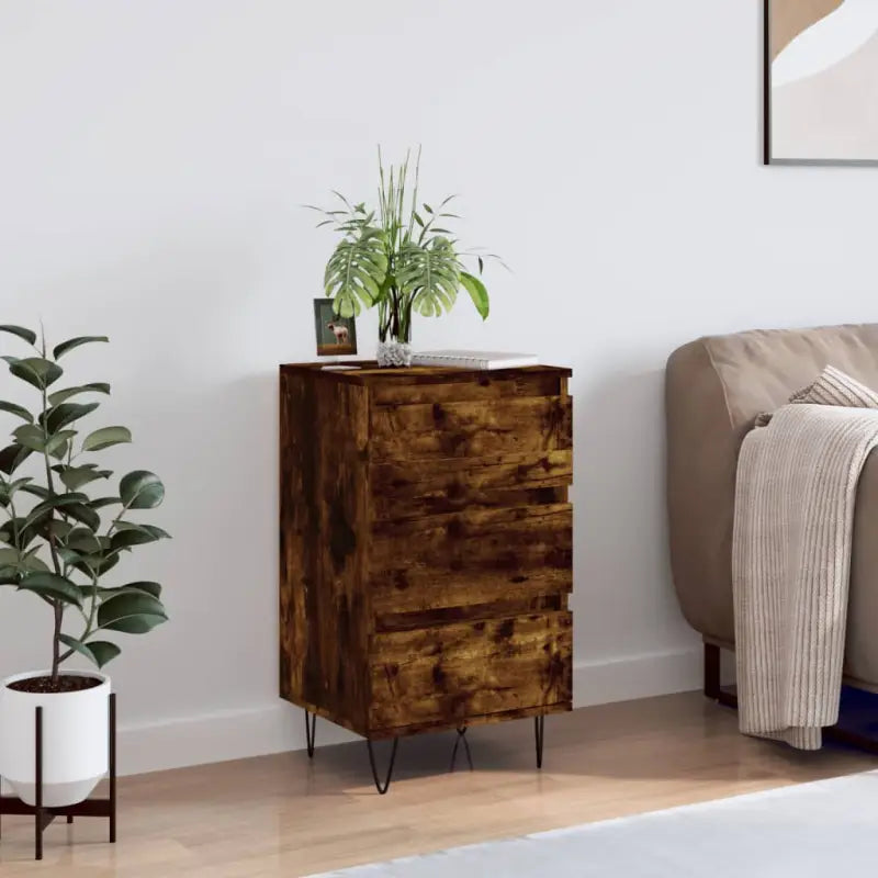Trendy dressoir met metalen poten en bewerkt hout voor een tijdloze look - Dressoirs & buffetkasten