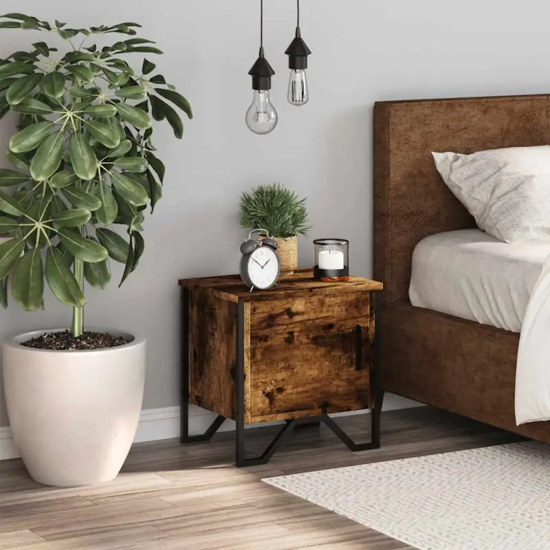 Trendy nachtkastje met metalen poten en bewerkt hout voor je interieur - Nachtkastjes