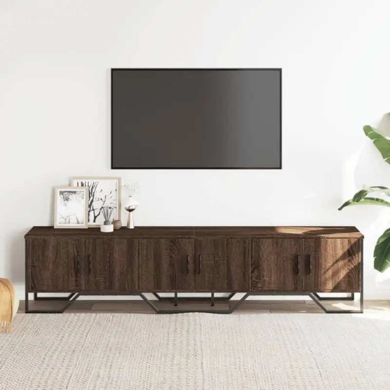 Tv-meubel met bewerkt hout en metalen handgrepen voor veel opbergruimte - Tv-meubels
