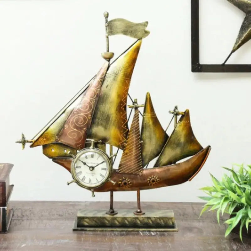 Vintage metalen schip met ingebouwde klok voor maritieme interieurdecoratie